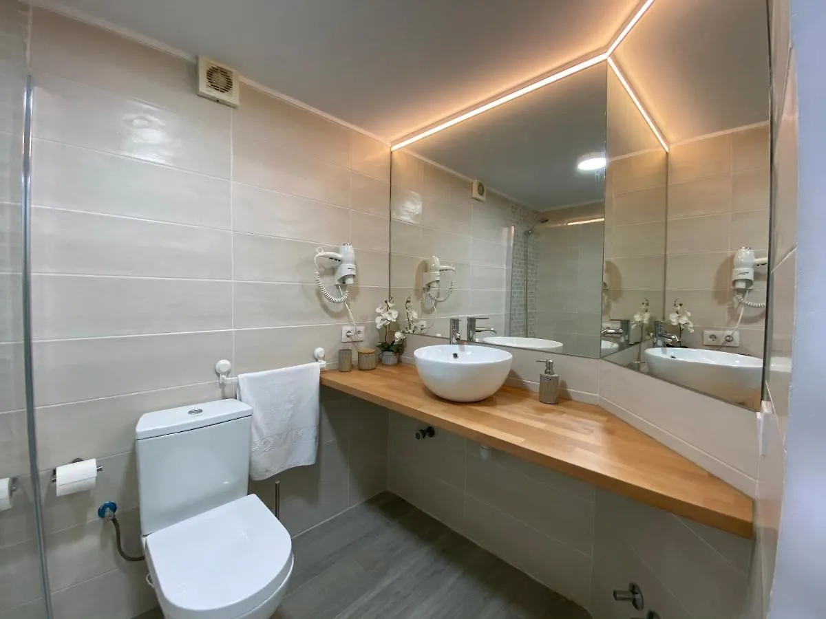 Enjoy A Sunny Apartment With Pool Next To The Sea 아데제 0*,  스페인